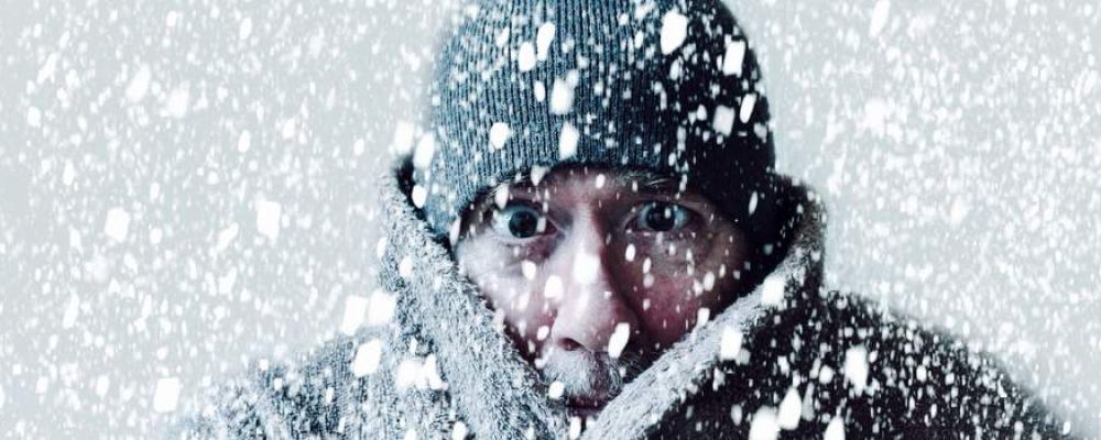 Mann-im-Schneegestöber-Kälte-Klimawandel