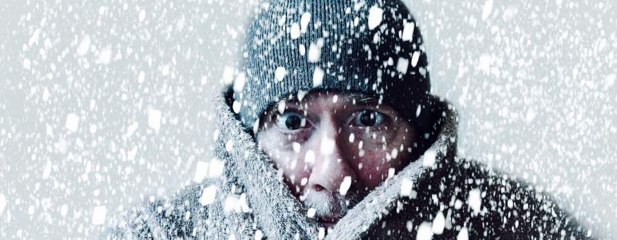 Mann-im-Schneegestöber-Kälte-Klimawandel