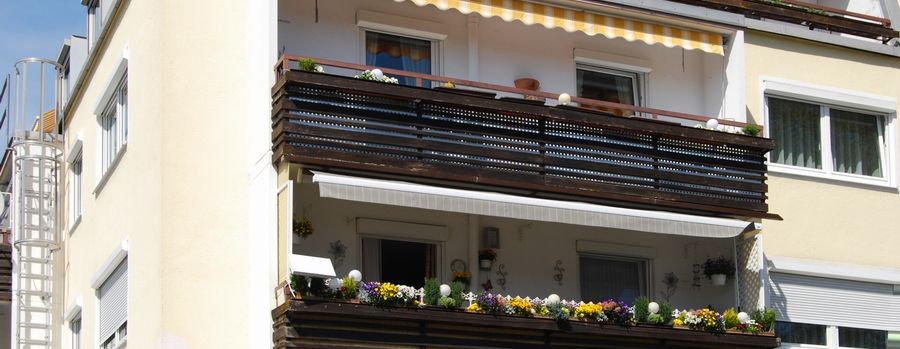 Haus-mit-zwei-Balkonen